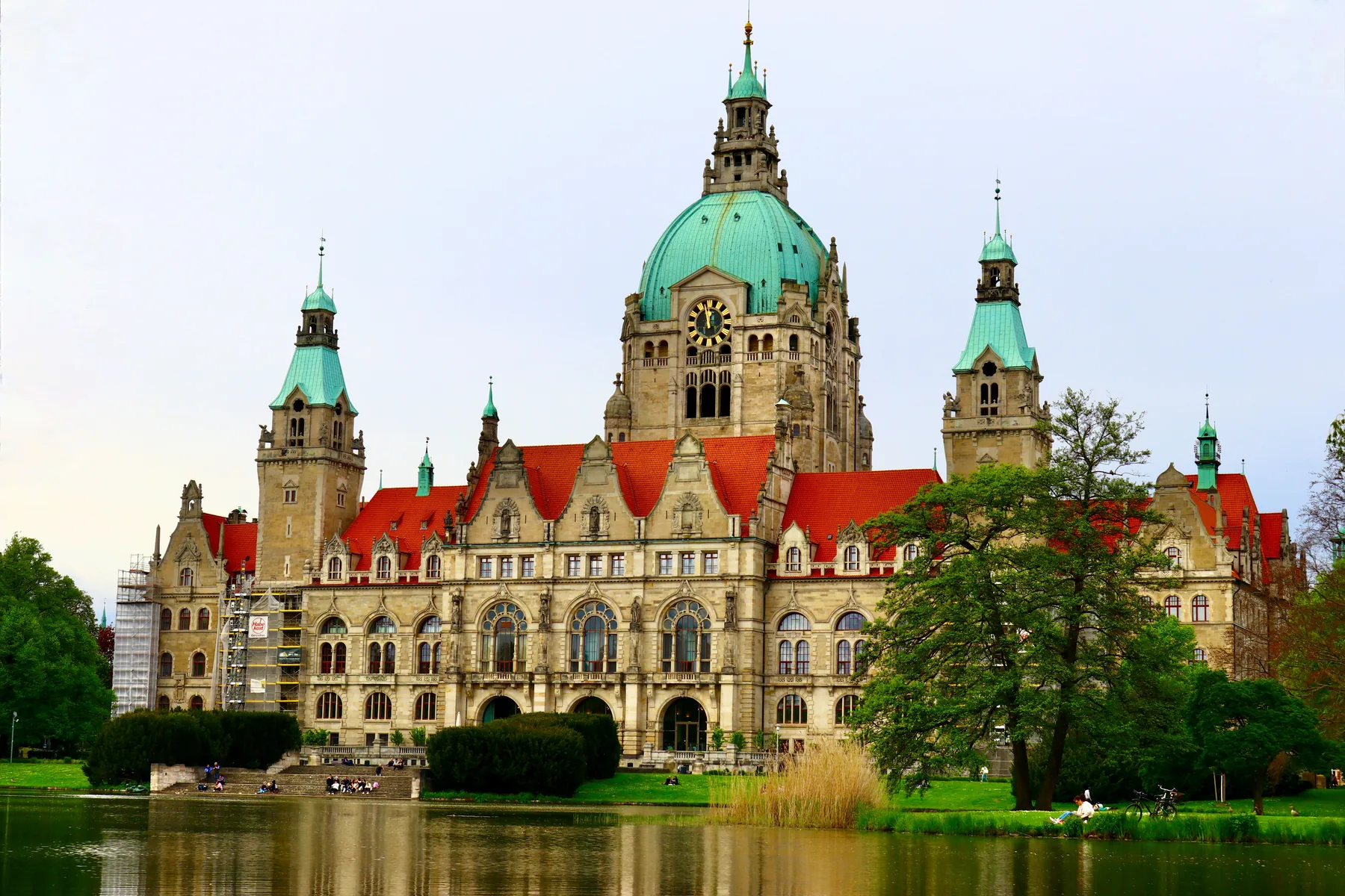 Neues Rathaus Hannover mit Spiegelung im Maschteich