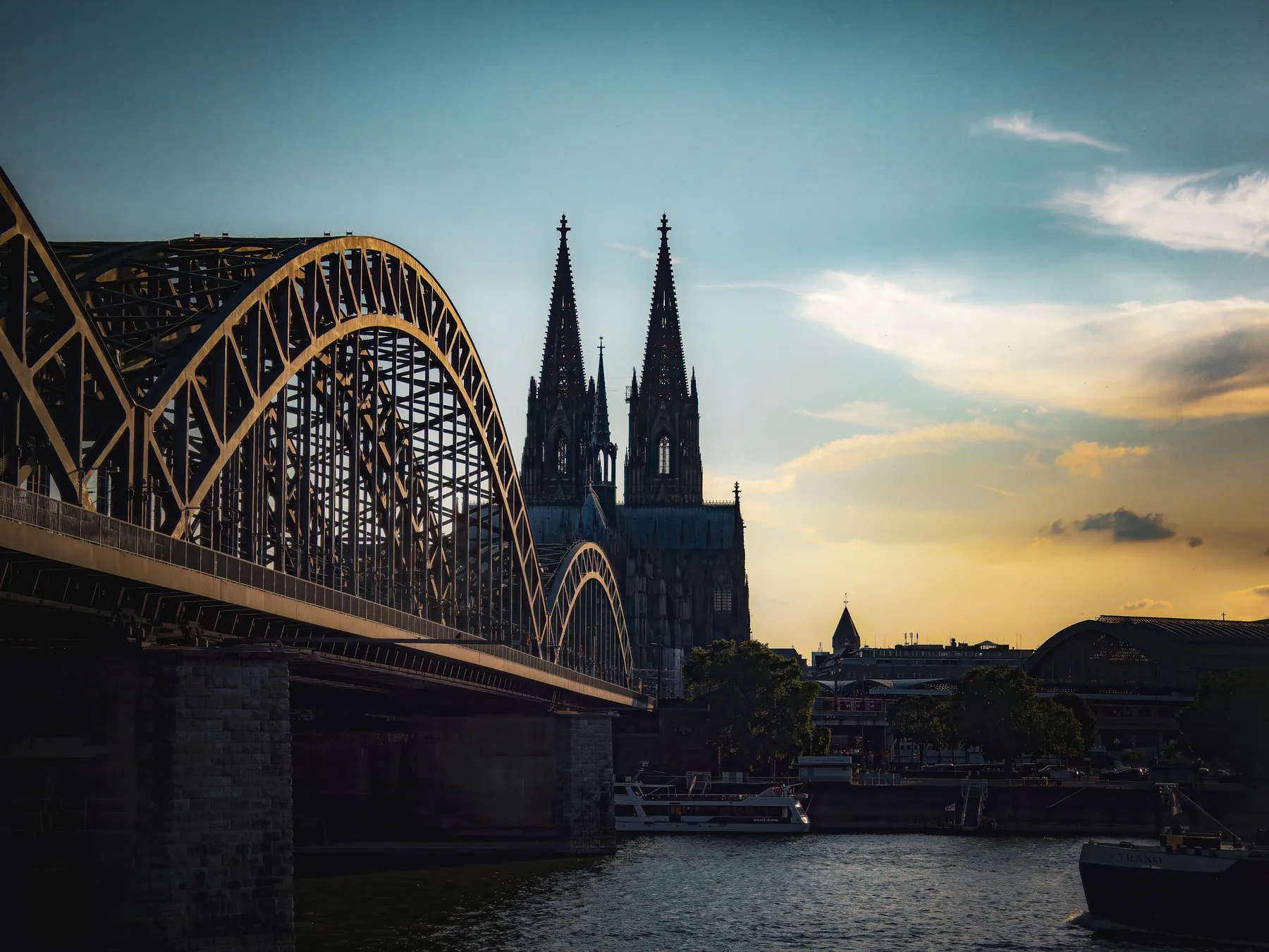 Kölner Dom und Hohenzollernbrücke im Abendlicht