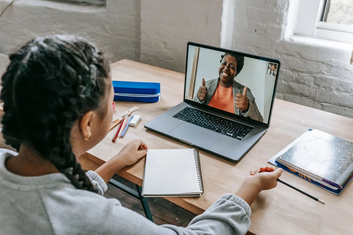 Nachhilfe im 1-zu-1 Video-Call zwischen Lehrer und Schüler