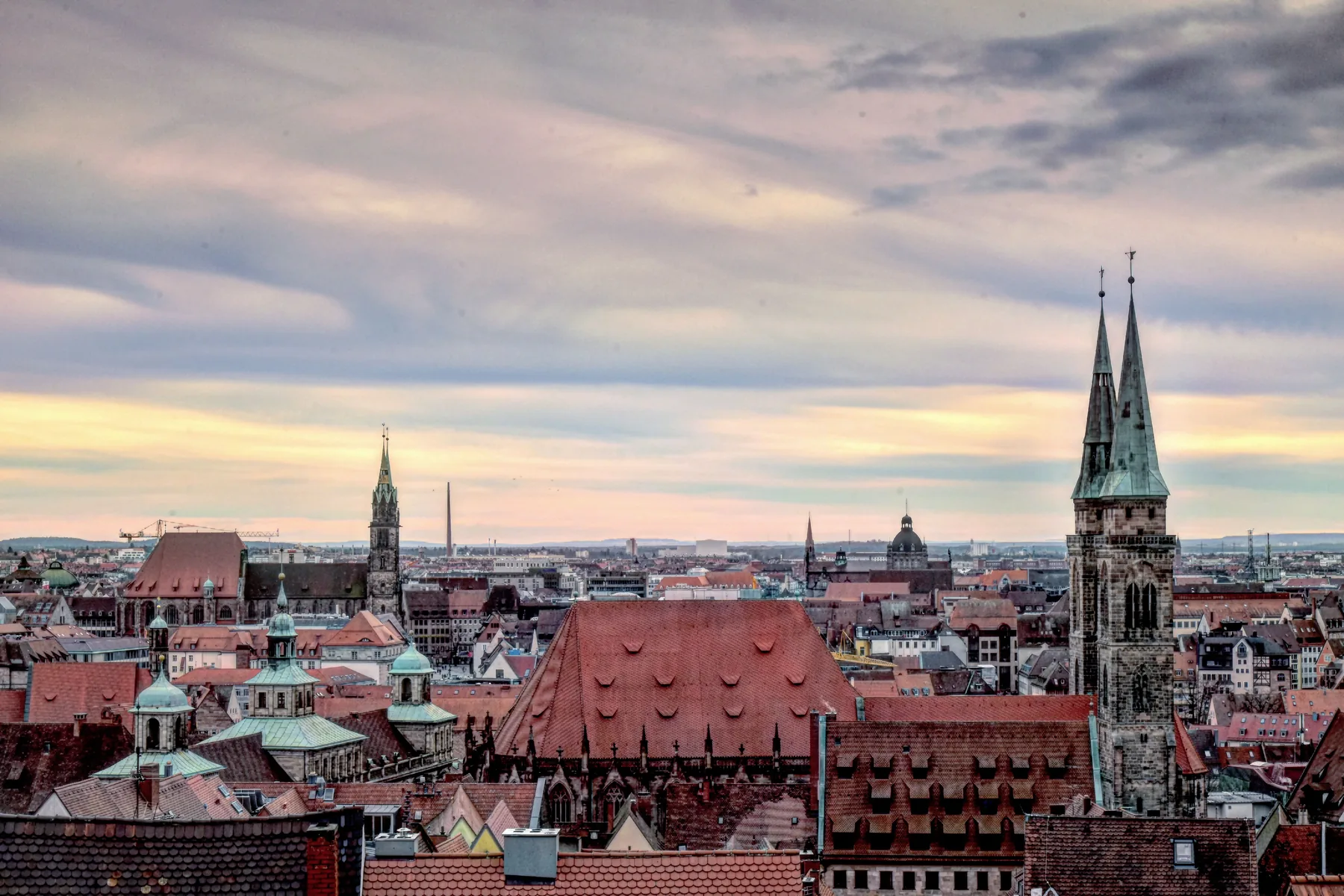 Nürnberger Altstadt mit Sebalduskirche im Abendlicht