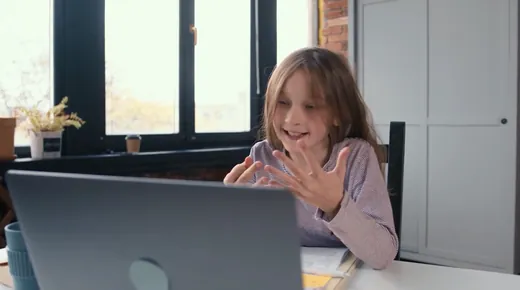 Schülerin lernt am Laptop