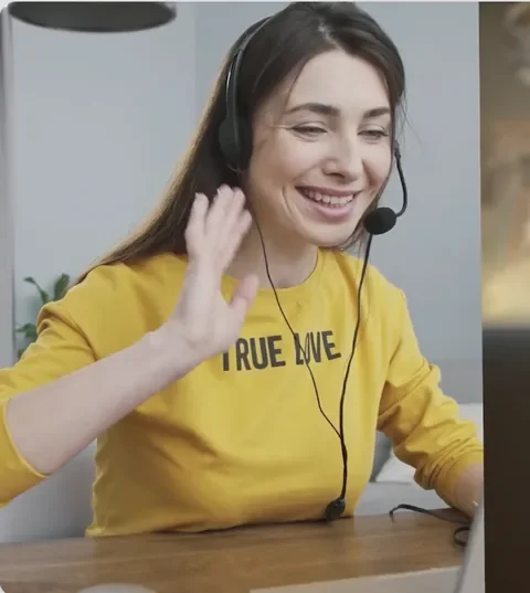 Nachhilfelehrerin winkt im Video-Call