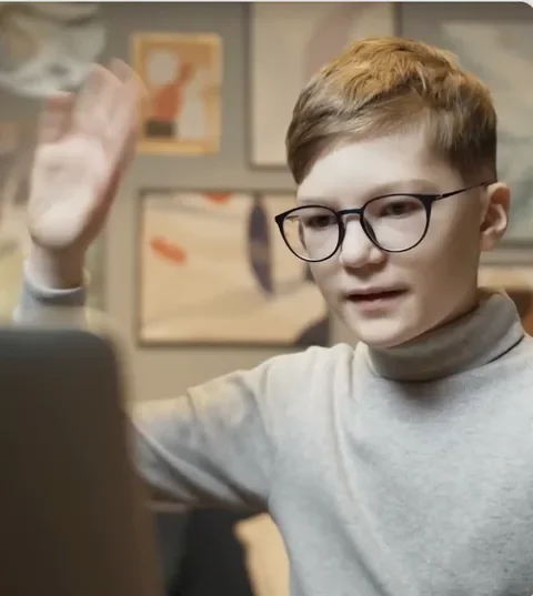 Schüler winkt zurück im Video-Call